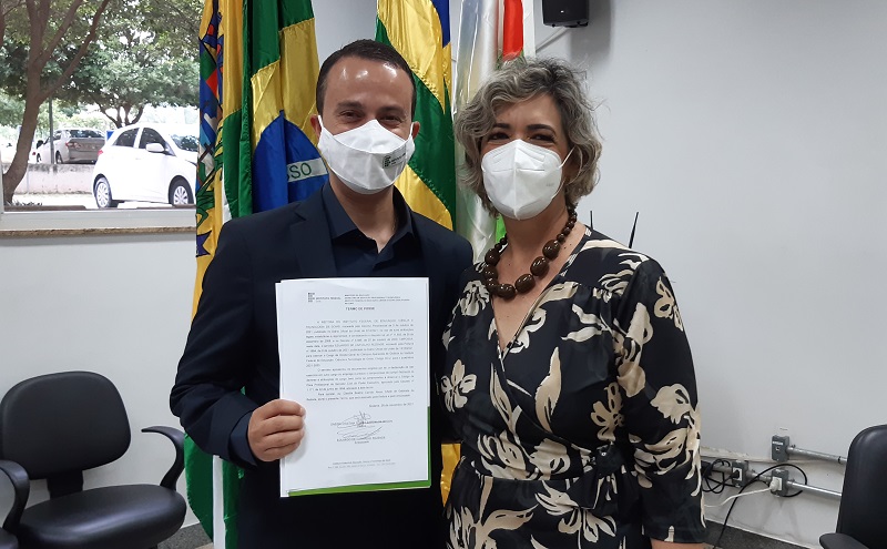 Diretor-geral do Câmpus Aparecida de Goiânia, professor Eduardo de Carvalho Rezende, e reitora do Instituto Federal de Goiás, professora Oneida Gomes Barcelos Irigon, com o termo de posse assinado na cerimônia